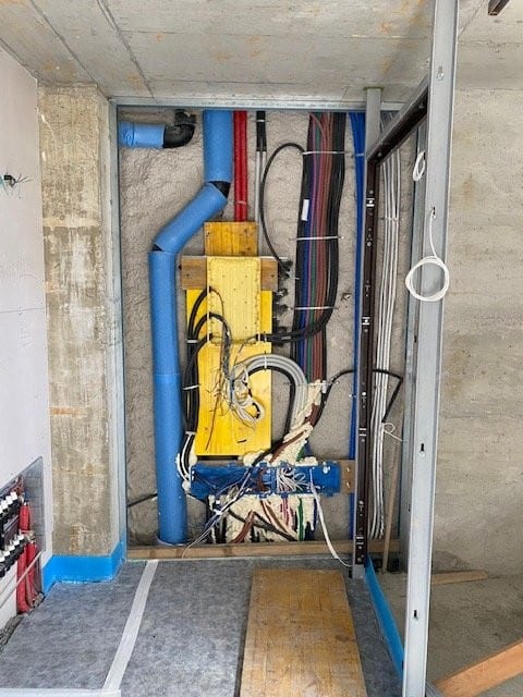 Predisposizione di cavi e dorsali in un vano tecnico al grezzo