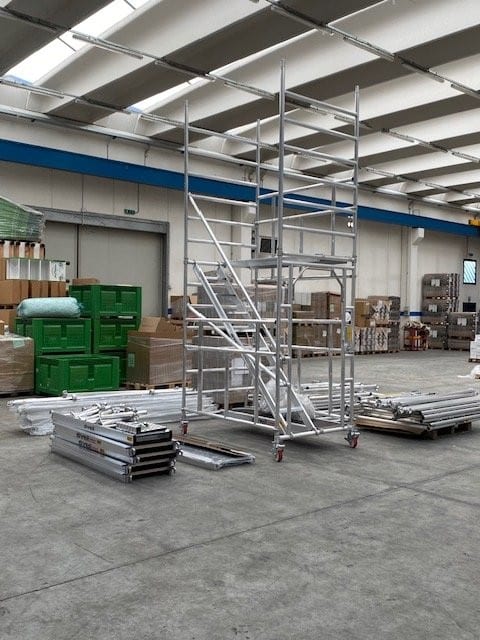 Interno di un capannone industriale con trabattello e materiale di cantiere