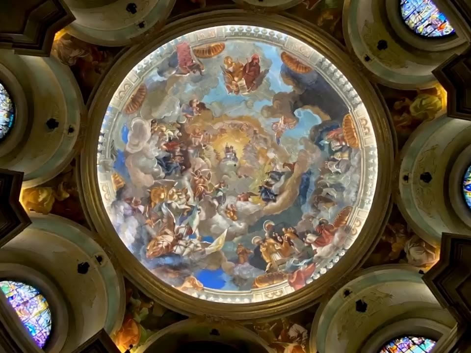 La cupola affrescata della chiesa illuminata dalla striscia LED