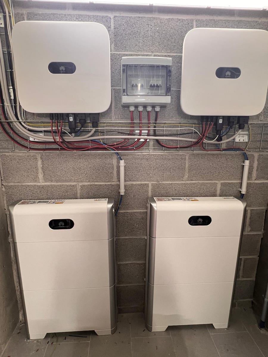 Due inverter e due accumuli a parete, cablaggio ordinato su passerella