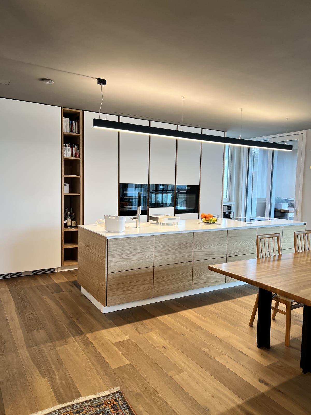 Cucina con lampada lineare a LED sospesa sull'isola