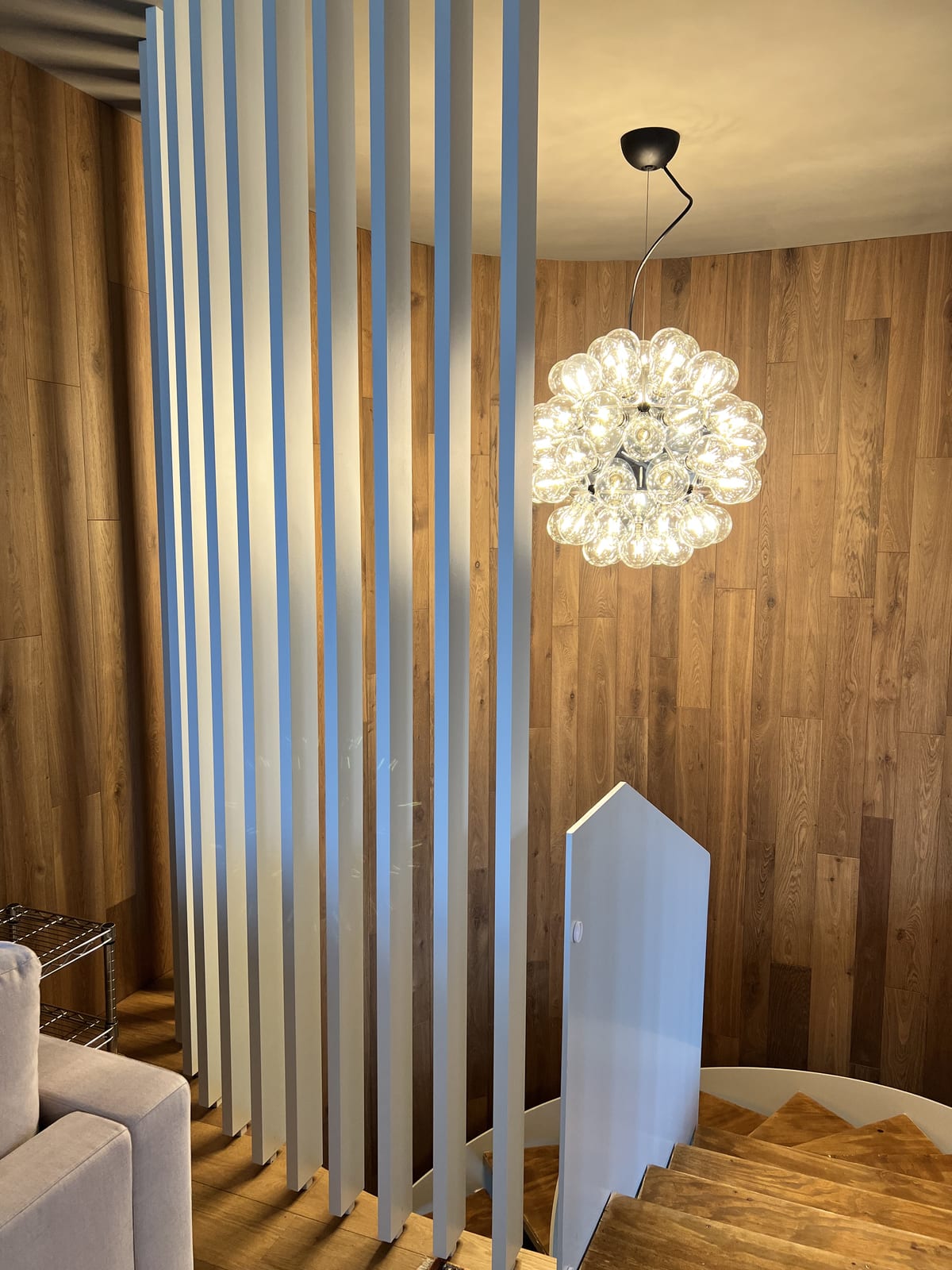 Lampadario di design a bolle di vetro in un soggiorno