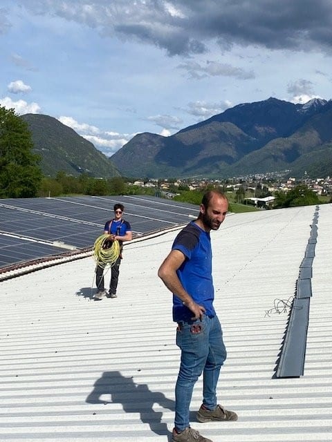 Due tecnici Punto Luce al lavoro sulla copertura di un capannone